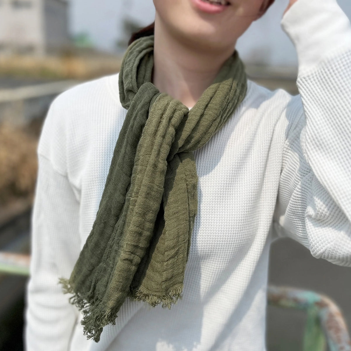 OBORO Smart Towel – moteris dėvi žalią šalikėlį aplink kaklą