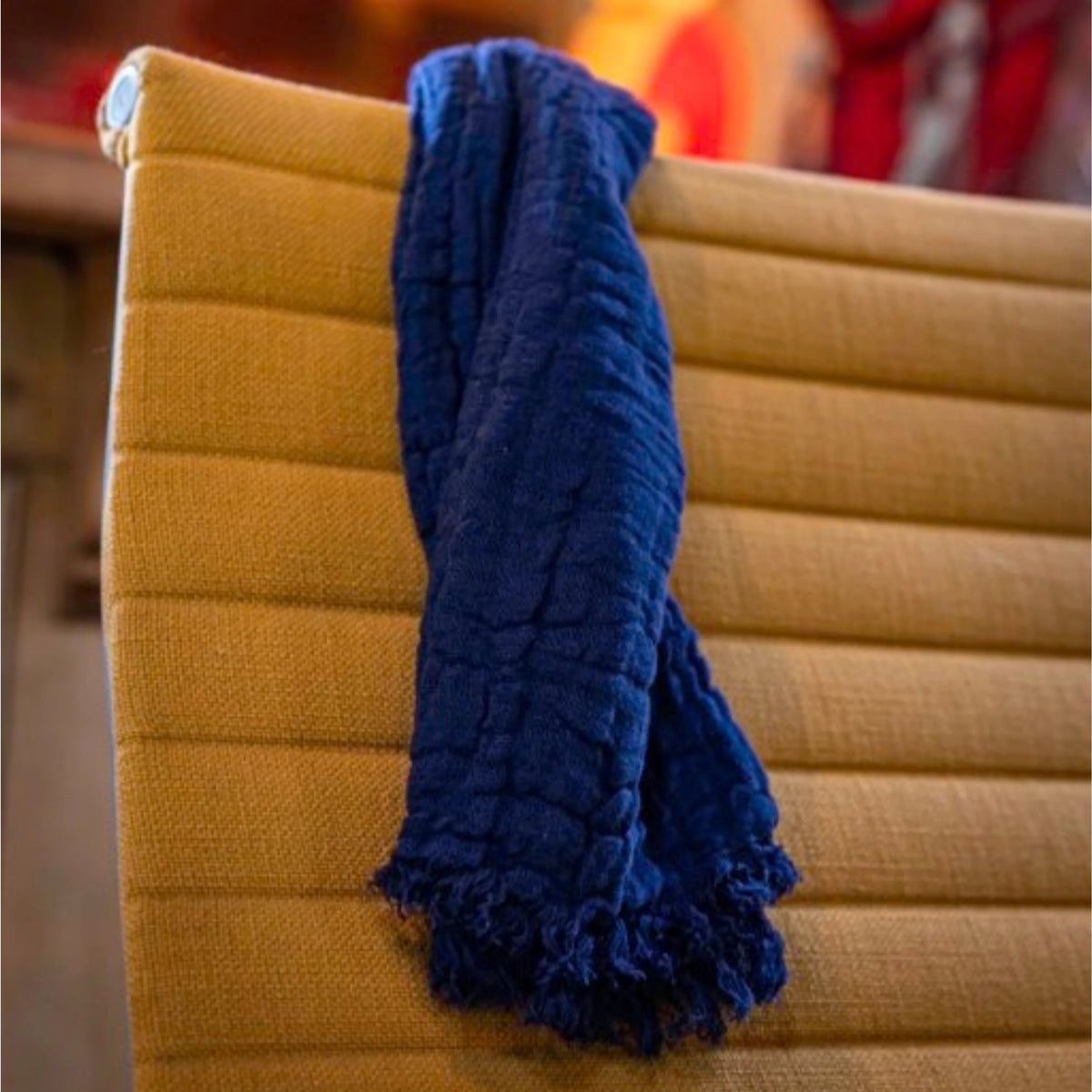 OBORO Smart Towel – mėlynas šalikėlis užmestas ant kėdės atlošo