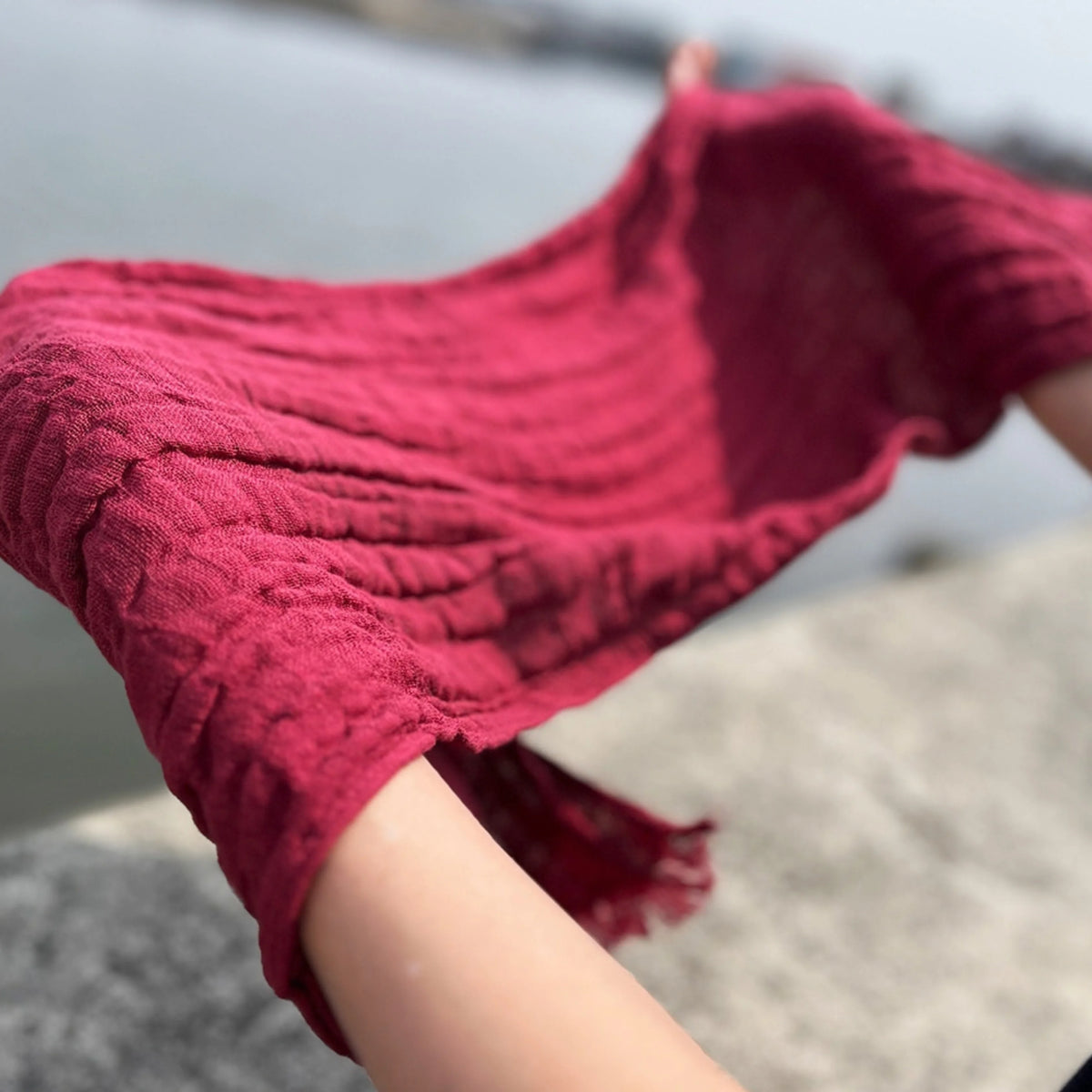 OBORO Smart Towel – vyno spalvos šalikėlio glamžytos marlės tekstūros detalė