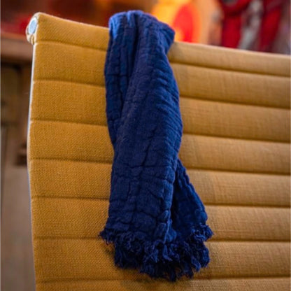 OBORO Smart Towel – mėlynas šalikėlis užmestas ant kėdės atlošo