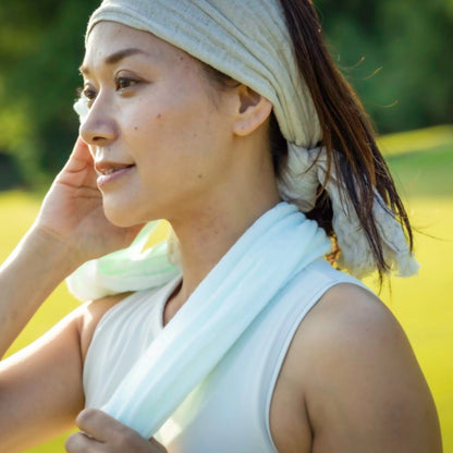 OBORO Smart Towel – moteris dėvi šalikėlį aplink kaklą ir kaip plaukų juostą